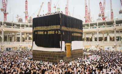 الكعبة تلبس ثوبها الجديد في يوم عرفة (صور وفيديو)