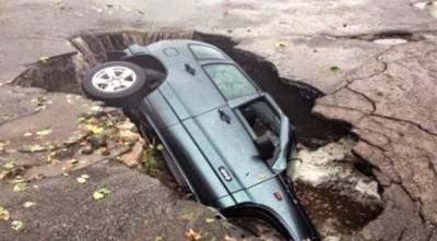 صورة .. كيف نجا السائق بأعجوبة من هذه الحفرة العملاقة التي ابتلعته؟