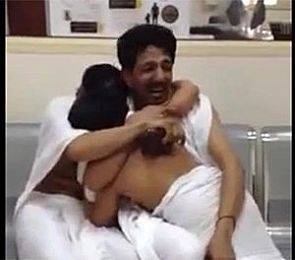 مقطع فيديو مؤثر ... حاج يلتقي بطفله الضائع بعرفات