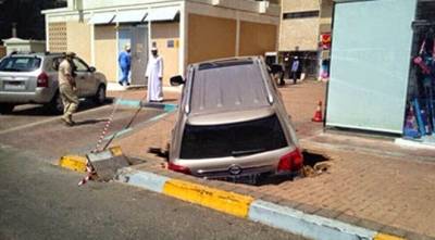 صور : شاهد رصيف يبتلع سيارة