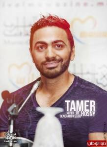 تامر حسنى يفاجئ جمهوره بشبيهه على المسرح