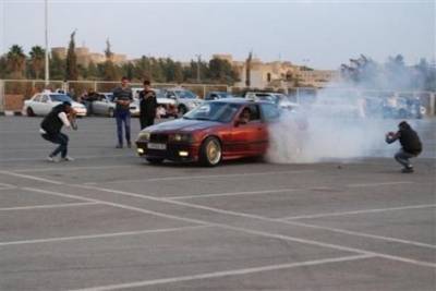 بالصور.. تفريق مفحطين على بوابة جامعة العلوم والتكنولوجيا