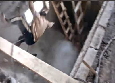 شاهد: لحظات مؤثرة لسقوط عامل قطع سقفًا بالخطأ