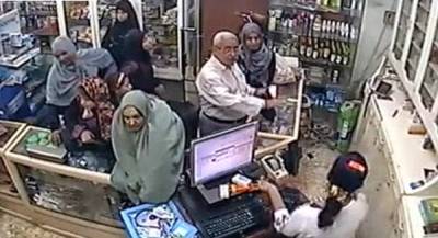 فيديو: كاميرا مراقبة تكشف سيدة  تسرق صيدلية باستخدام الحجاب