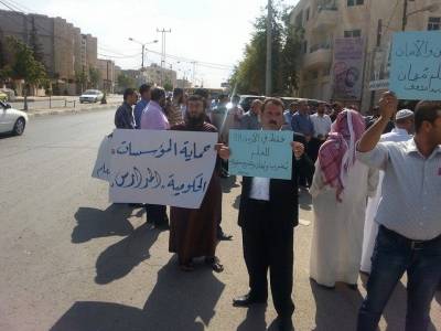 معلمو الرمثا ينفذون وقفة احتجاجية لغياب الدور الامني !!