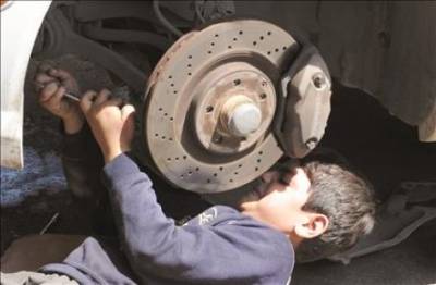 اطفال تحت العجلات وتحيط بهم الاخطار ..