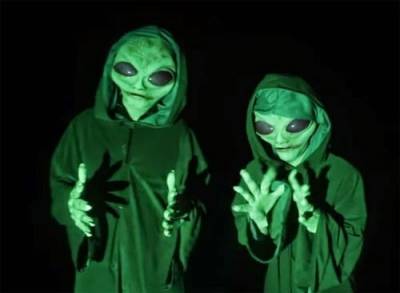 شاهد.. شاب يتفاجأ بكائنات فضائية توقظه من نومه