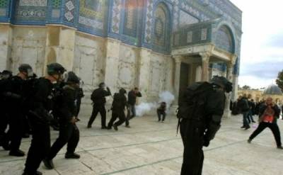 بالفيديو.. مفتي القدس يدعو للنفير العامّ وآلاف الفلسطينيين يكسرون الحصار عن الأقصى