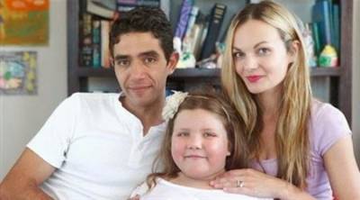 طفلة يزيد وزنها كيلوجراما أسبوعيا بسبب خطأ طبي