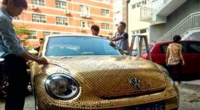 صينية تغطي سيارتها بـ10 آلاف عملة نقدية