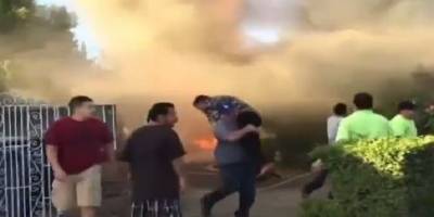 شاهد .. رجل شجاع ينقذ عجوزاً حاصرتها النيران