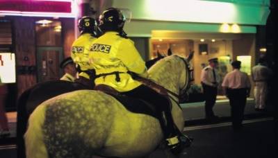 الشرطة السويدية تلبي طلب النجدة وتساعد طفلاً بوظائفه المدرسية