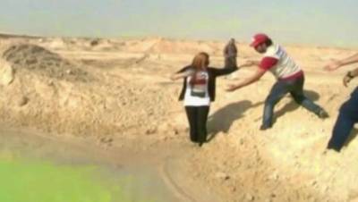 بالفيديو .. مذيعة  تغرق  فى اول مكان يظهر به ماء فى مكان حفر قناة السويس الجديدة