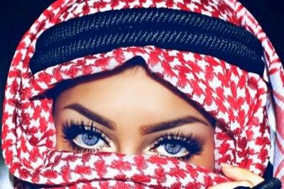 صور: فاتنة عمانية تأسر العالم بجمال عينيها