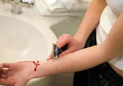 العشيق قفز من الطابق الثالث والزوجة قطعت شرايين يدها