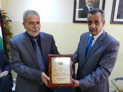 تربية الزرقاء الثانية تكرم مديرها السابق