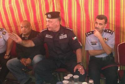 الدوايمه يغلقون احد شوارع الزرقاء احتجاجا على تكفيل احد المتهمين في قضية غرق ابنهم .. والأنصاري ينزع فتيل الأزمة .. بالصور