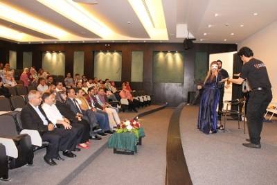 جامعة عمان العربية تستضيف العرض المسرحي (أكون أو لا أكون)