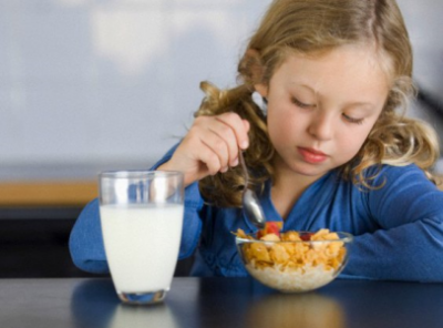 الحليب سم قاتل و3 أكواب يومياً تفتك باكراً بشاربيها