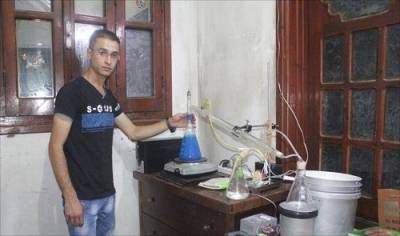 شاب فلسطيني ينتج البنزين من تفاعلات كيميائية
