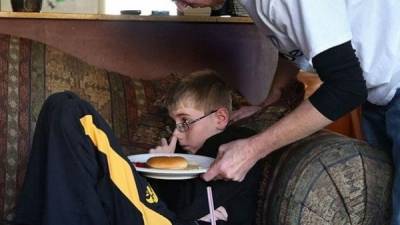 الوحيد الذي يعاني من هذا المرض النادر.. طفل في لندن لا يأكل منذ عام ..