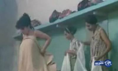 خروج نساء شبه عاريات من حمام بعد نشوب حريق خوفاً من الموت