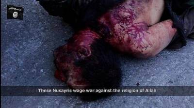 أهالي من الرقة يركلون 3 عسكريين أسديين حتى الموت (صور)