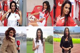 بسبب جاذبيتها.. مذيعة صربيةُطردت من الملعب!