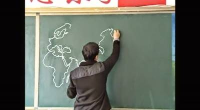 بالفيديو معلم جغرافي صيني يرسم خريطة العالم في أربع دقائق