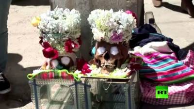 ضمن طقوس غريبة.. نساء تجلب جماجم مزينة لمباركتها (فيديو)