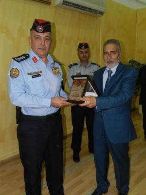 مدير شرطة الزرقاء يرعى تخريج دورة اصدقاء الشرطة في مدرسة الهاشمية الثانوية المختلطة