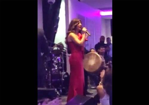 فيديو : نجوى كرم تشرشح واحد من الجمهور بسبب قلة ادبه لول