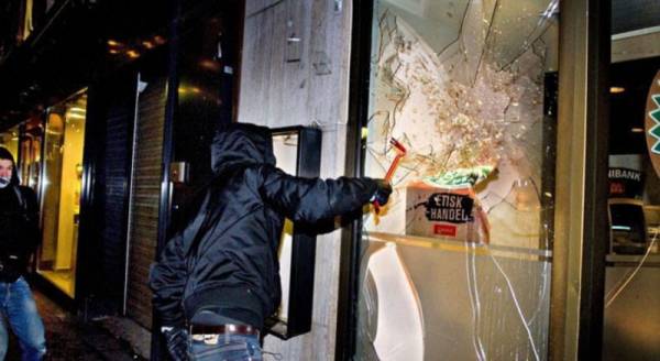 تحطيم واجهة محل مجوهرات وسرقته في طبربور