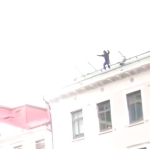فيديو : لا يصدق : رجل يطير من دون أجنحة