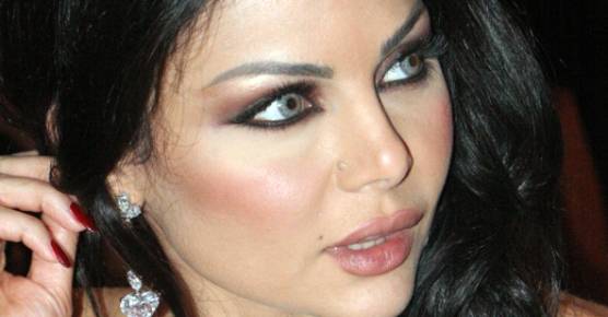 بالصورة: نانسي عجرم تخرج لسانها لهيفا وهبي والأخيرة تبكي!!