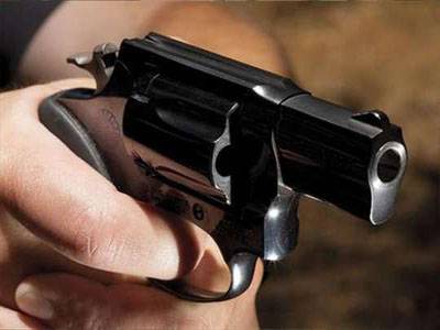 طفل عمره 3 سنوات يقتل أمه رميًا بالرصاص