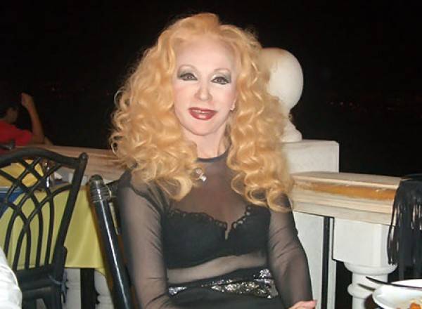 بالصور: نجل صباح يصل لتشييع جثمان والدته والأسرة تقيم عزاء  بدون دموع 