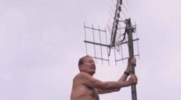 يُمنع ارتداء الملابس حتى للعمل .. قرية سرية يعيش سكانها عراة طوال الوقت