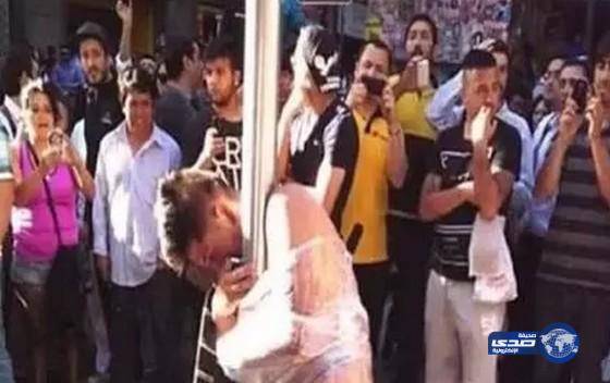 تعرية لص وربطه بعامود إنارة لمحاولته سلب عجوز