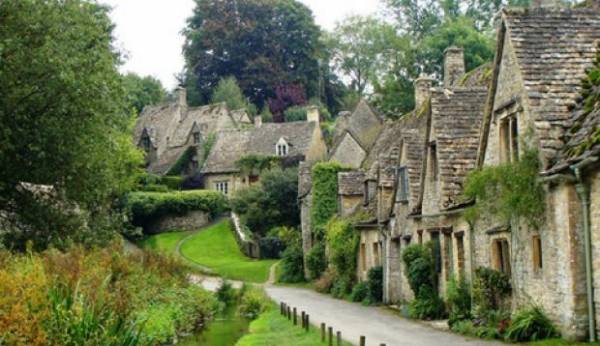 اكتشف.. أسرار قرية العراة في بريطانيا