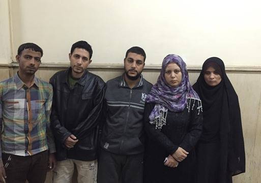 صوروه عاريا وابتزوا والدته بدفع 700 الف جنيه