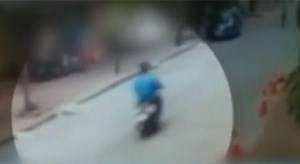 بالفيديو.. مسن يقفز منتحراً فيسقط على سائق دراجة فيقتله