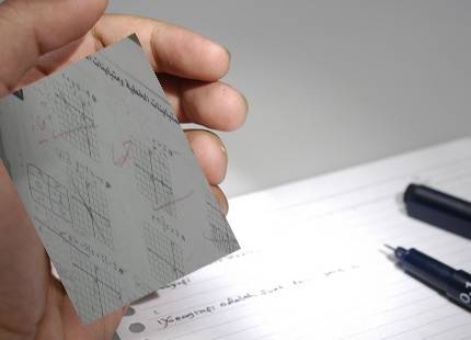 بالصورة..آخر لحظات معلم الرياضيات الذي مات أمام تلاميذه وهو يصحح دفاتر طلابه