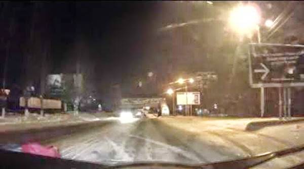 فيديو: فتاة مخمورة تلقى بنفسها في وسط الطريق