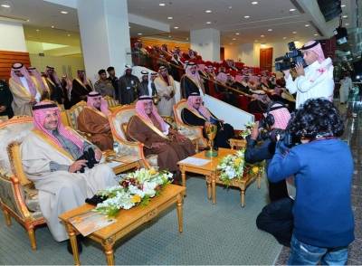 في زمن الصورة الأمير مقرن بن عبدالعزيز يوجه أصغر مصور فوتوغرافي لتنمية وصقل هوايته