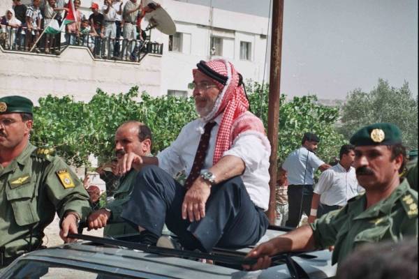 الشواربه يفتتح معرض ( ذاكرة و أمل ).. شاهد الصور