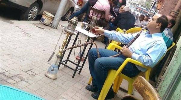 صورة.. شبيه السيسي يدخن الشيشة