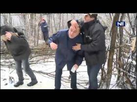 كتلة ثلجية تسقط على رأس وزير خلال مقابلة صحفية  فيديو