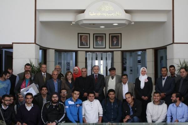 خبير بيئي يحاضر  في جامعة الشرق الأوسط .. تصميم السكن الميسر بيئيا