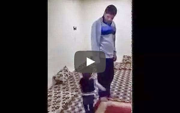 شاهد.. رضيع يدعو والده للصلاة يحظى بإعجاب المشاهدين